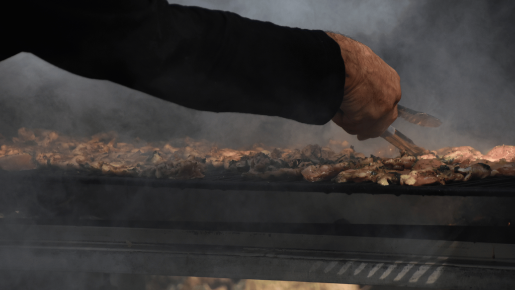 Ambiente del restaurante asador en Paterna con carnes a la brasa y buffet variado, ideal para grupos y familias