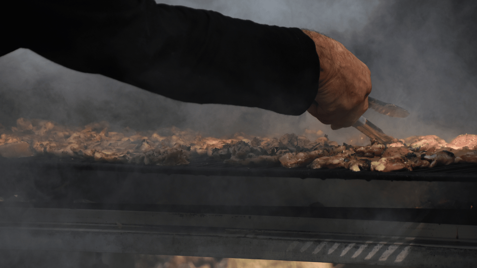 Ambiente del restaurante asador en Paterna con carnes a la brasa y buffet variado, ideal para grupos y familias